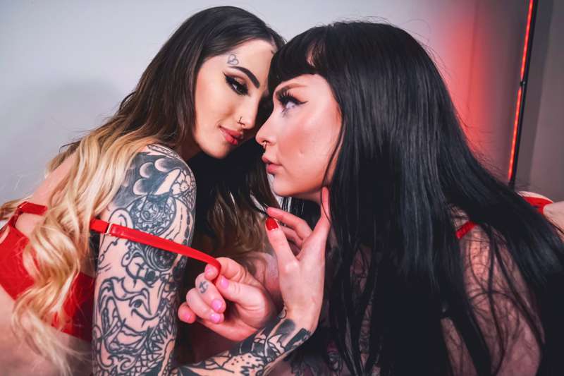 photos with @oliviaveex round 2 🥵 y’all ready for these coll.. 3