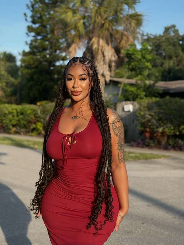 Looking like your favorite daydream in this dress don’t wake..
