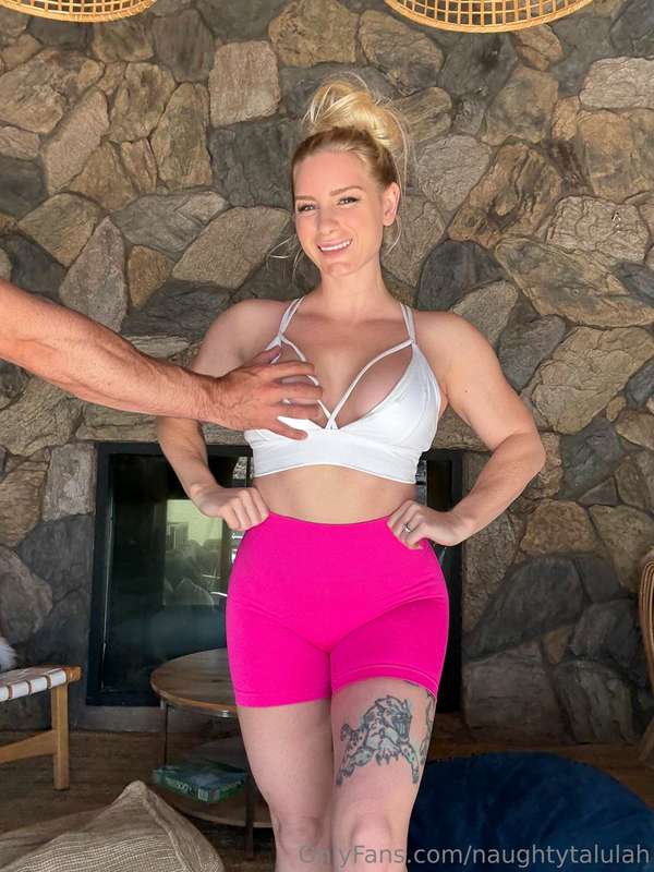 Whos gonna grab the other boob? 