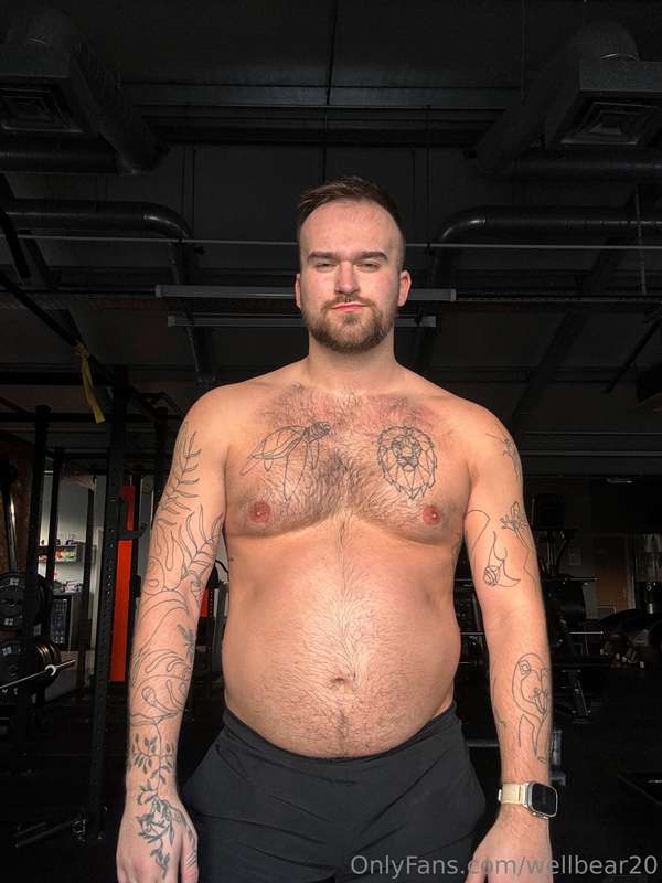 Sweaty post gym photoshoot 🫃🏻🥵 8