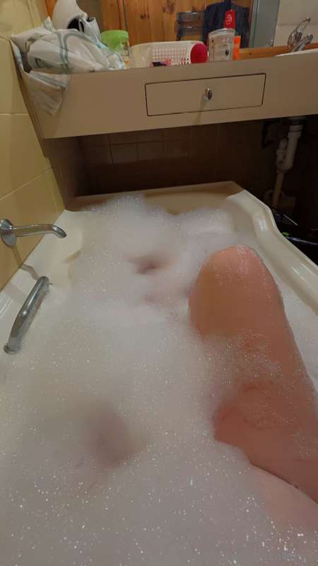The bitch is back ! Bubble bath ….. who wants to join me 😏  ..