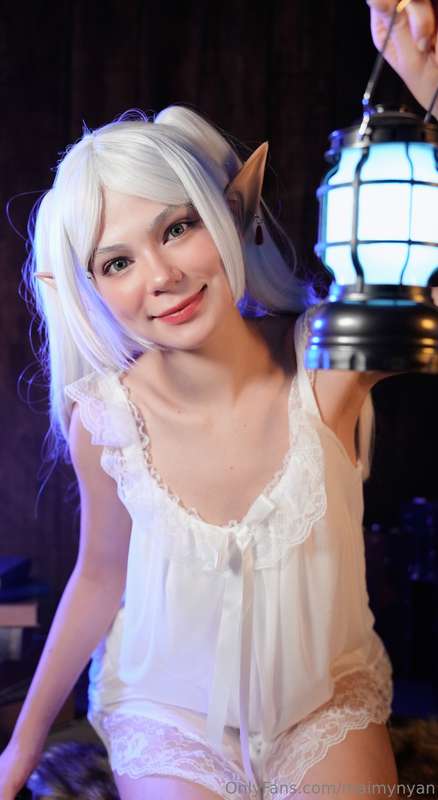 Some cute pictures I took as Frieren ❄️ 6