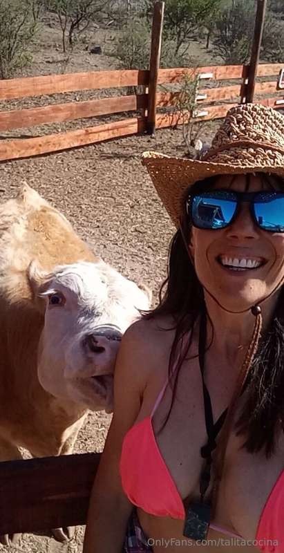 Hoy en la Granja le damos de comer a Melba y al Chapulín, el.. 1