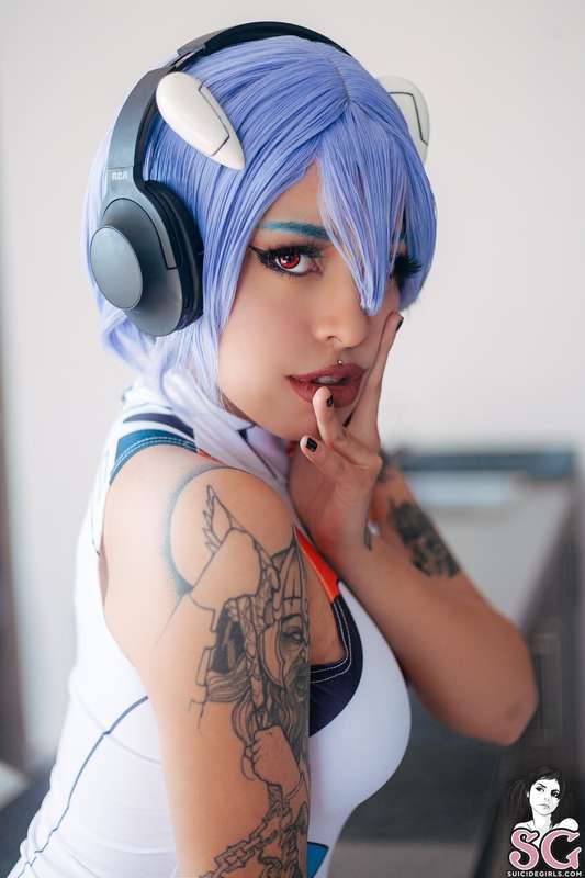 She doesn’t say much, but one look from @succubusmess as Rei.. 24