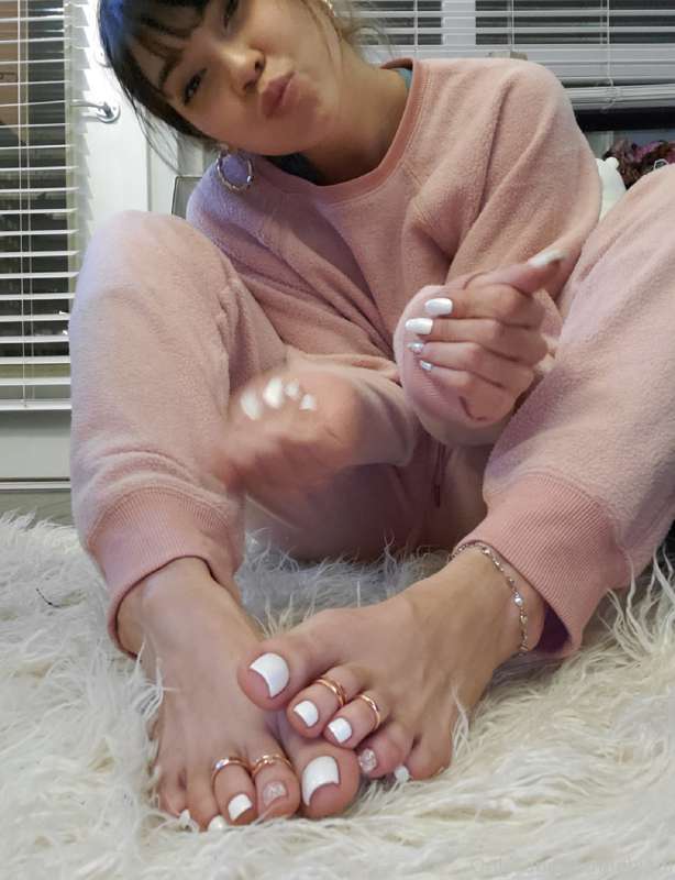 So cozy tonight 🤗 im super last minute so gonna wrap some gi.. 12