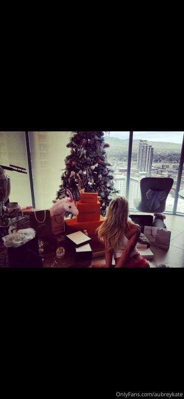 Absolutely love the holidays, happy Friday baby😘