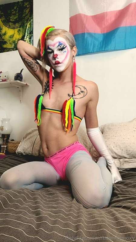 Moxy the clown cums to town thus Halloween season 🤡 hope yal.. 12