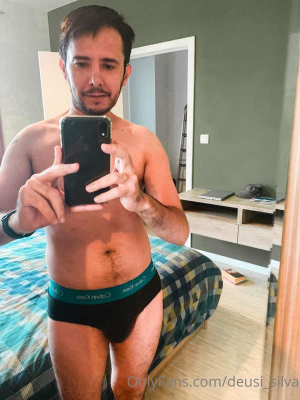 So many photos in my underwear. Getting horny.😊🔥
