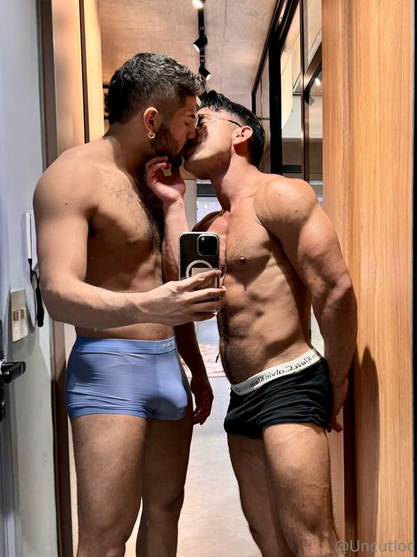 you can tell he just loves my dick 🤤🤤 
@andreycam_xxx 2