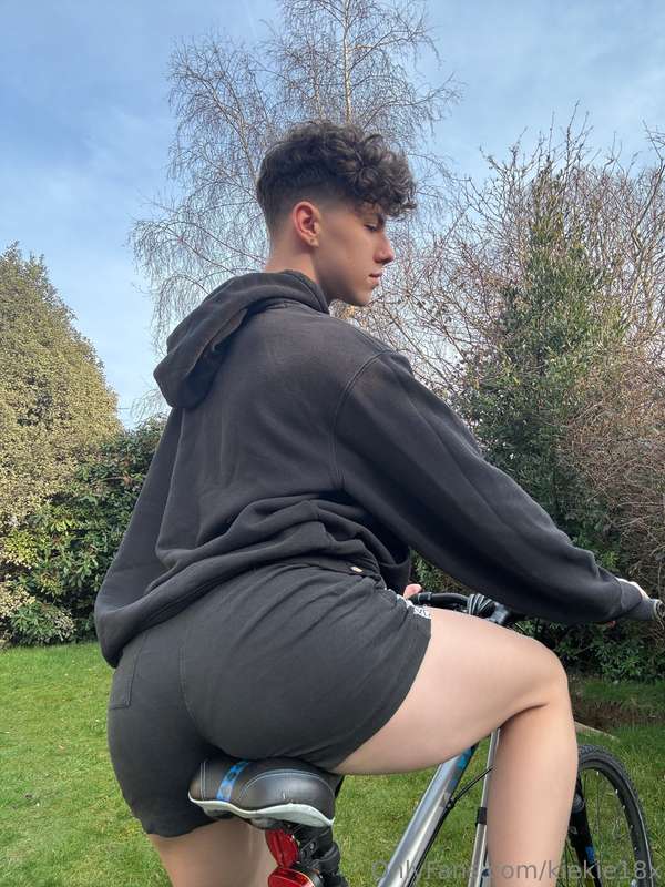 POV: I'm your paperboy ;) swipe to remove my shorts x