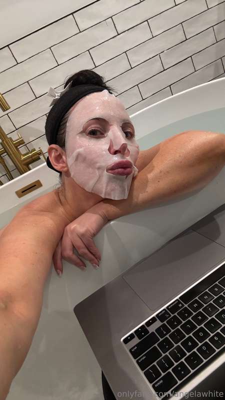 How I spend my Sunday afternoons catching up on my DMs 😝 3