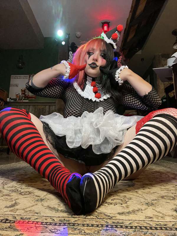 Clown around with me 🤡🖤 22