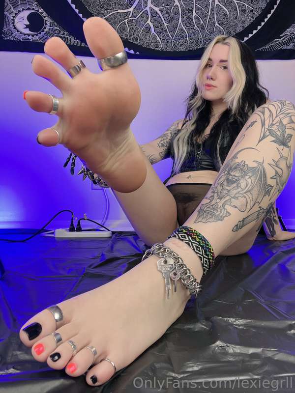Want my feet worshiped extra today 😈 2