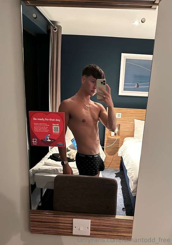 **FREE PAGE** Check out this horny 19 your old pretty boy wh..