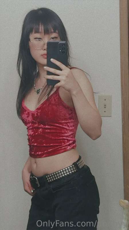 Was really feeling my outfit today 🥺💕

Love this velvet top,.. 6