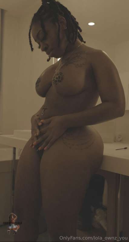 Put me on top of the bathroom counter & just eat my pussy wh..