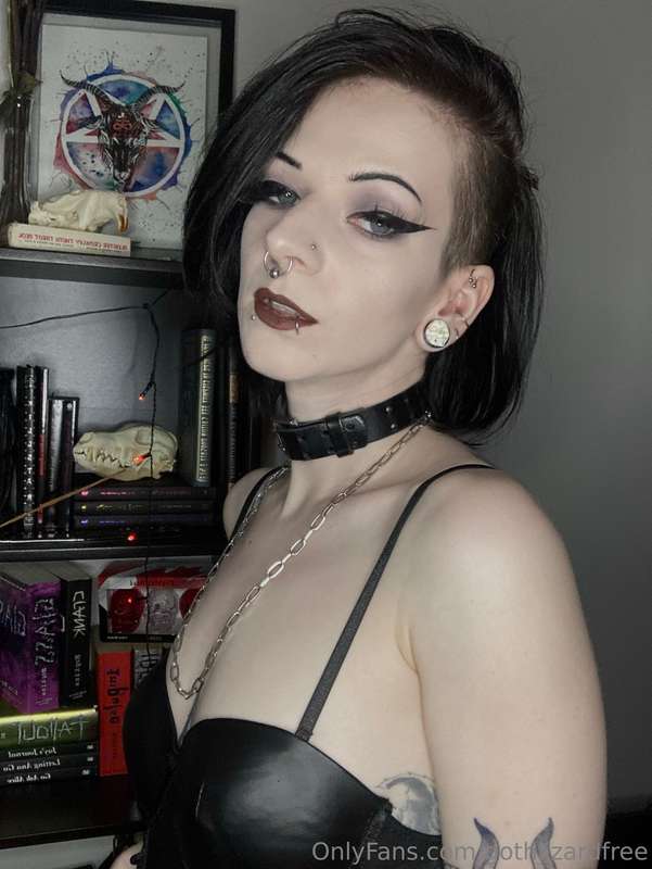 This goth needs to be treated like a fuck toy right now. Jus.. 10