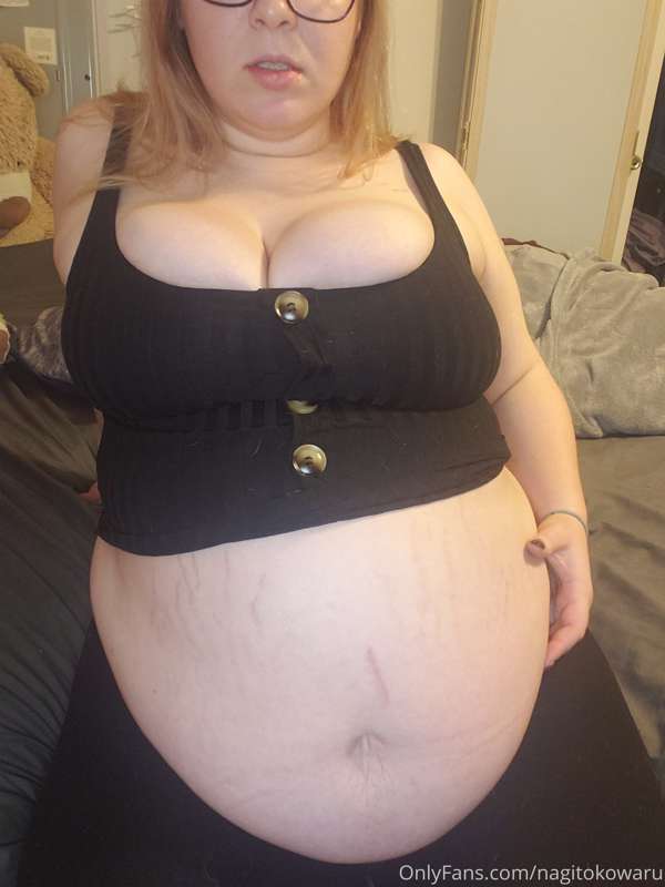 Do you guys like watching me eat? Who likes when I show my l.. 1
