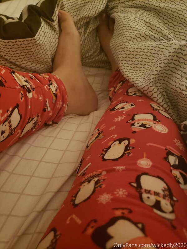 Cute leggings and cold toesies 3