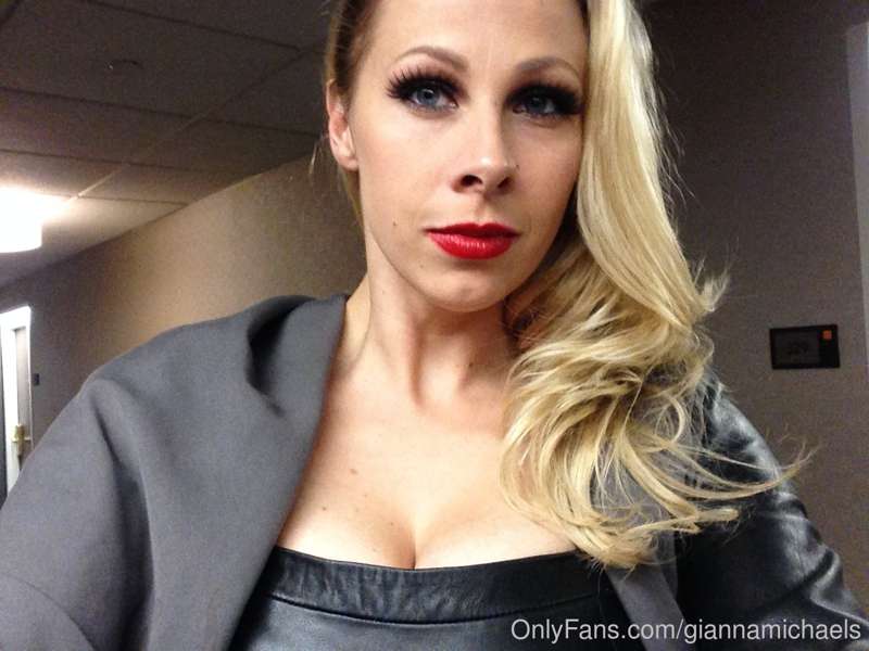 What's up!!! Red lipped blond.... yes you like??