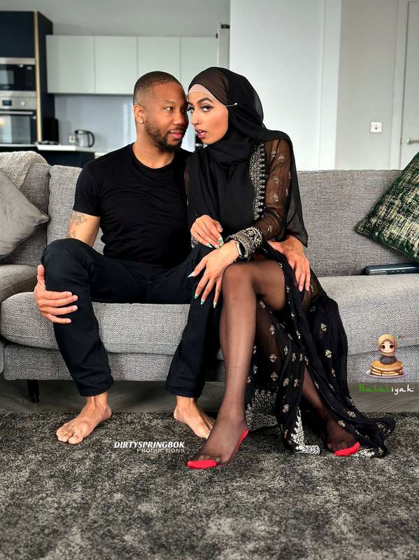 When Hijabi Aaliyah welcomes her airbnb guest @johnlegendary.. 2