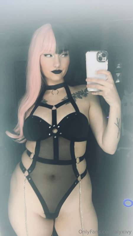 Wanna see the back Darling~? 😏🖤 1