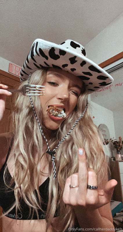 I luuuuv sushi but I'd much rather be eating you😉 ... go che.. 2