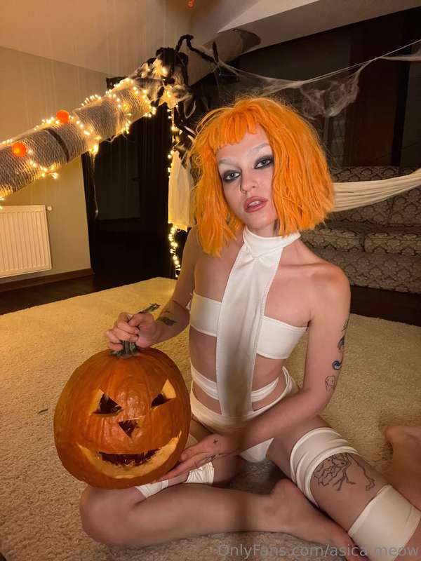 I found some leftover Halloween decorations🧡 at home and the.. 2