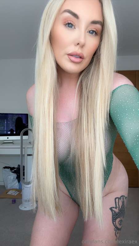 bend me over and fuck me to start the day 😈