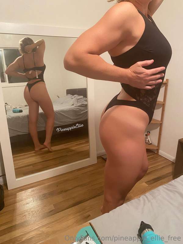 Who loves a good mirror Booty shot?!  I want more naughty bo..