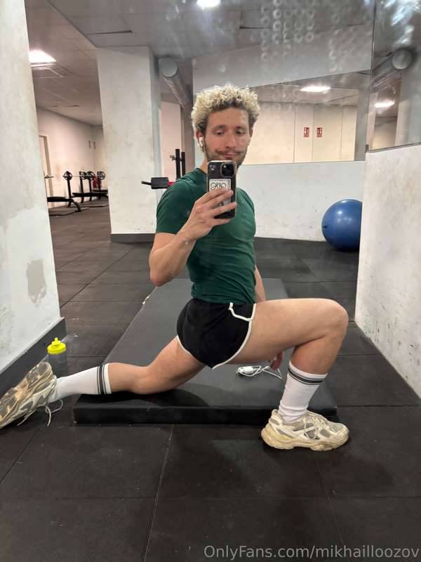 Guys, let’s never forget about stretching (our holes too 🤭) .. 1