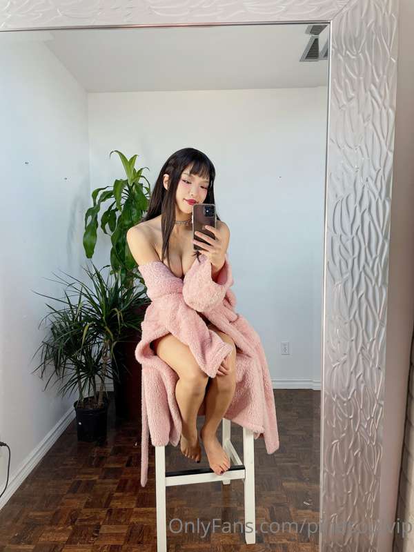 Hehe want to see whats under my robe ??? 🤓

Hope everyone is.. 16