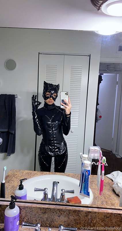 Catwoman (latex) pt. 2 🐱💗 Im definitely bringing this set ba.. 34