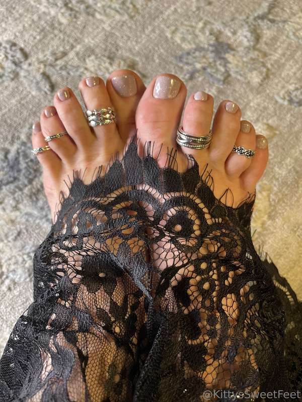 I just can’t get enough toe ring. It’s a serious addiction  5