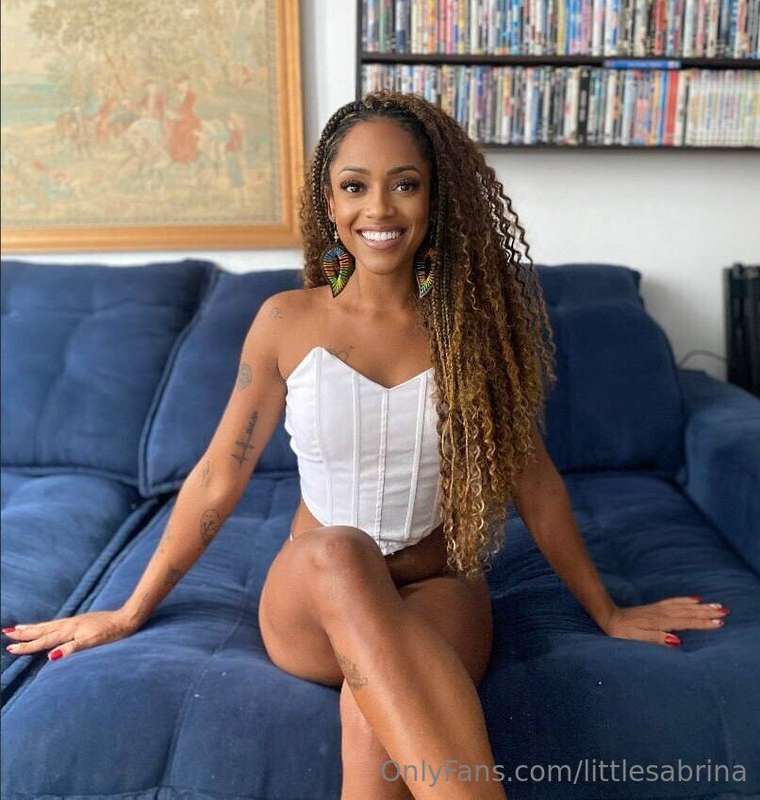 Real enchantress @vitoriaxo is the goddess of exclusive cont..