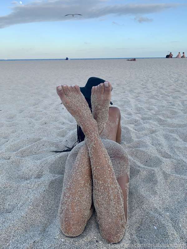 sandy toes 😋