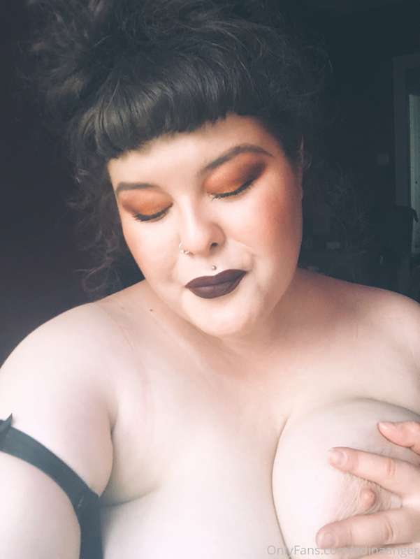 sunset eyes and boobs. always boobs 💕 1
