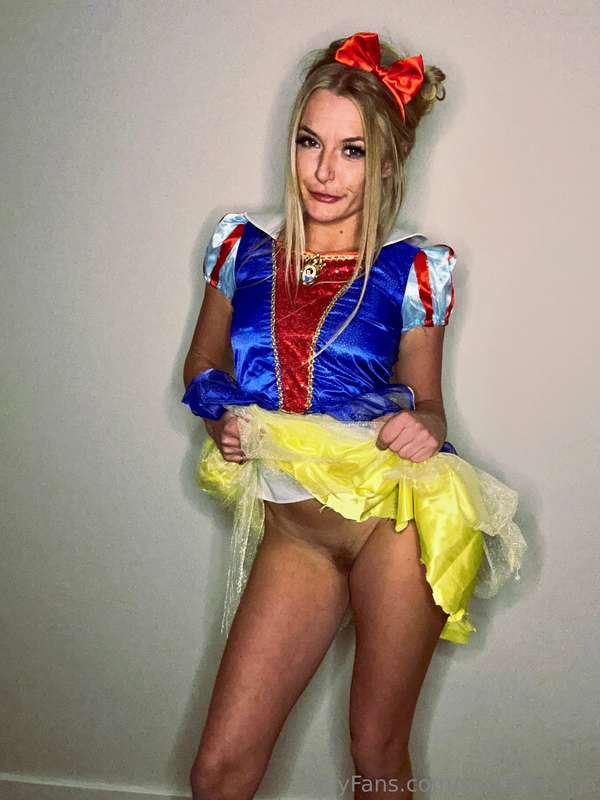 Slutty Snow White 😈 2