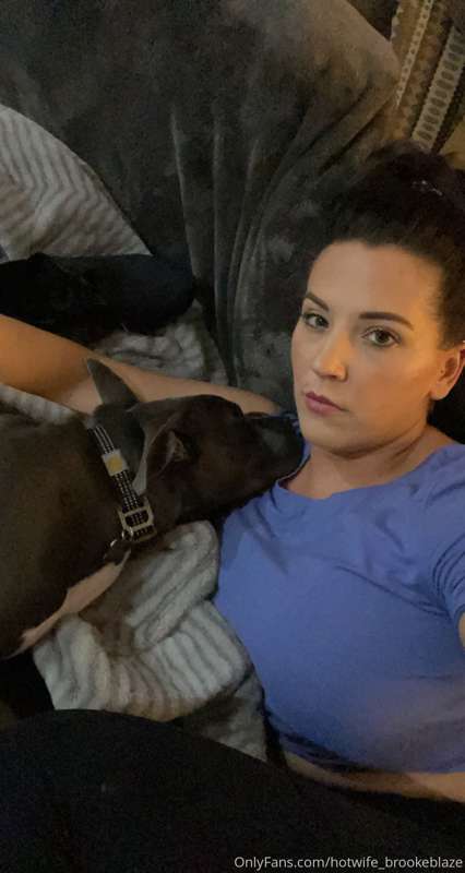 Me and my body-guard!! 🤪 Happy hump day y’all!!! 👸🏻♠️🖤😘