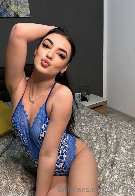 @sweetiefreshman has the prettiest pink pussy 🙈 She wants yo..