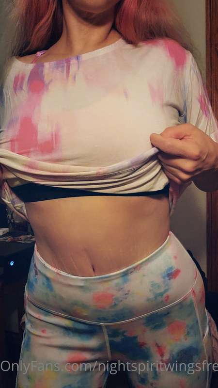 Do you like my workout outfit? Abs are finally starting to s..