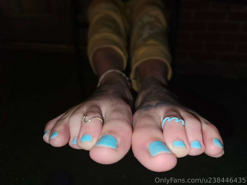 Kiss my toes please!