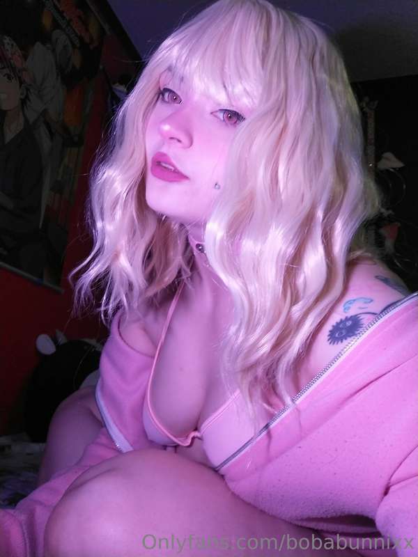 A 1 minute video of me worshipping my dildo and pretending i..