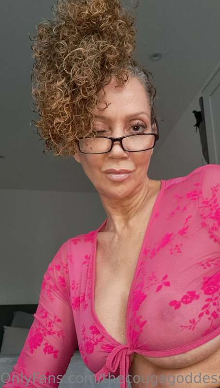...'lil thong Thursday tease....!!😄💖🩷 Mmmmwahhhh....enjoy yo.. 1