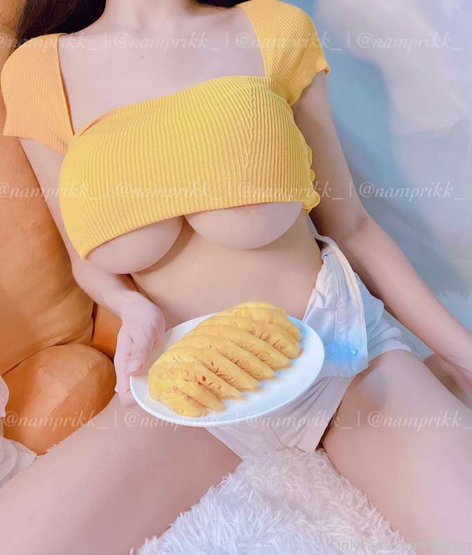 สัปปะรดพร้อมเสริฟให้พี่ๆแล้วงับบบ🍍🍍 7