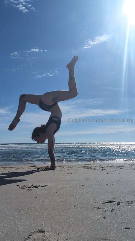 Handstands heal my soul🩵 2