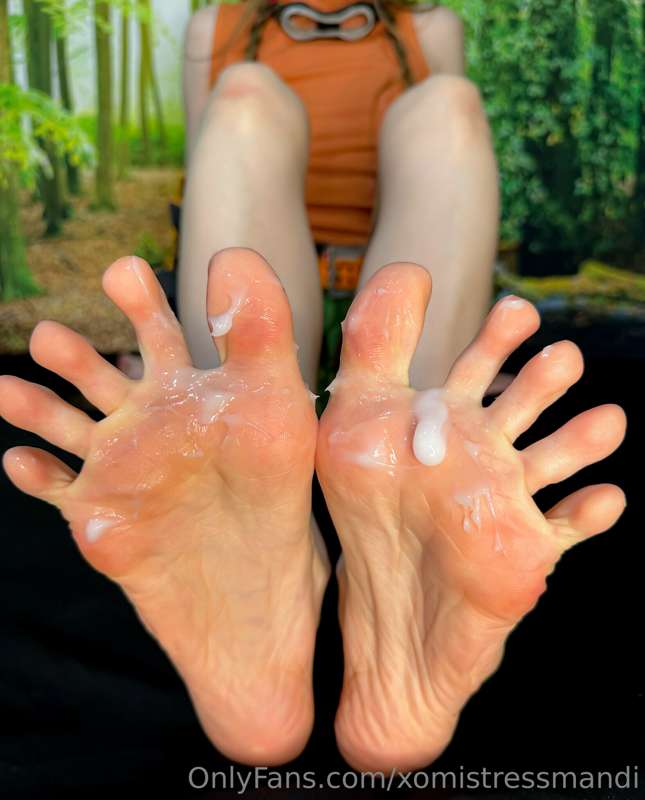 Scroll through for a collection of how sexy my feet look cov.. 9
