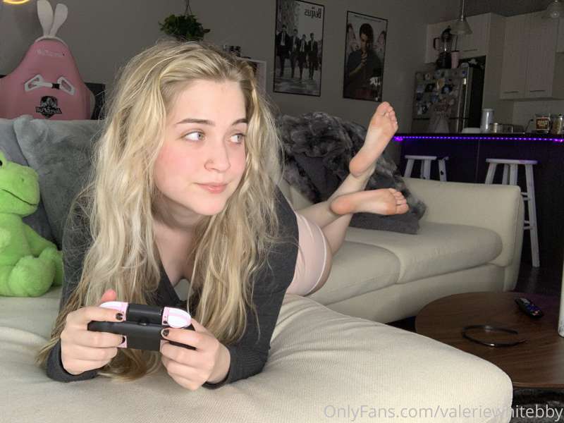Rub my feet while I play games 😌💖 8