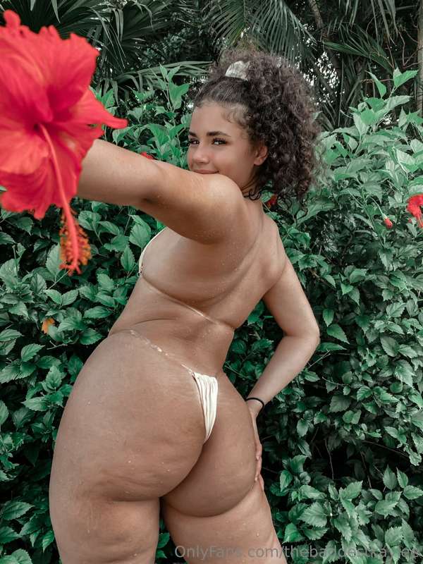 Join my live @ 4 pm est 🥰
Tip menu: $5 stay $10 booty slaps/..