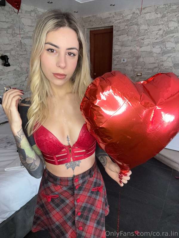 Black or red? 🖤❤️ 1